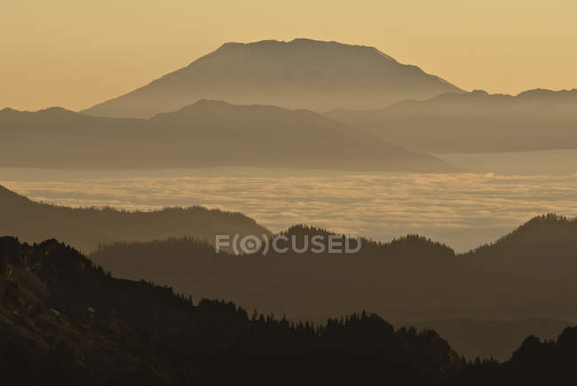 Silhouette des Berges über nebliger Landschaft — Stockfoto