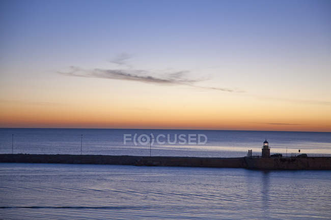 Lever de soleil ciel au-dessus de l'océan calme au coucher du soleil — Photo de stock