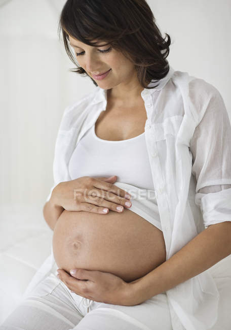 Femme enceinte tenant son ventre — Photo de stock