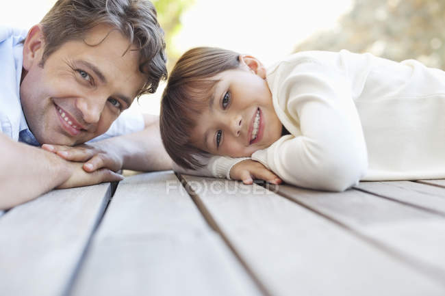 Vater und Tochter liegen auf Veranda — Stockfoto
