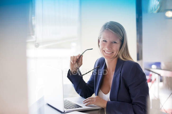 Femme d'affaires travaillant sur ordinateur portable — Photo de stock