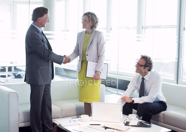Gli uomini d'affari stringono la mano nella hall dell'ufficio — Foto stock