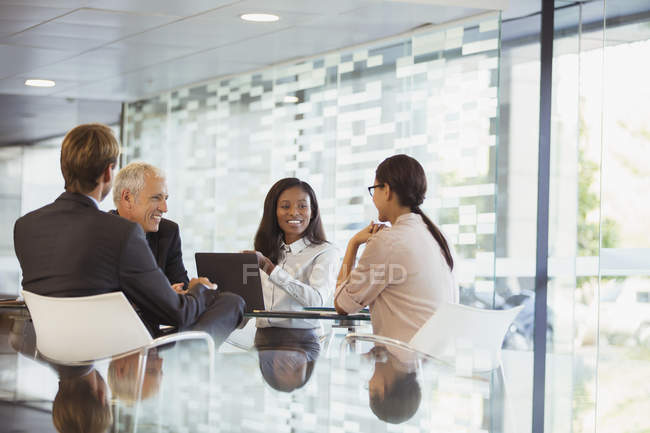 Uomini d'affari che parlano in riunione nell'edificio degli uffici — Foto stock