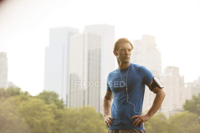 Runner in piedi nel parco urbano — Foto stock