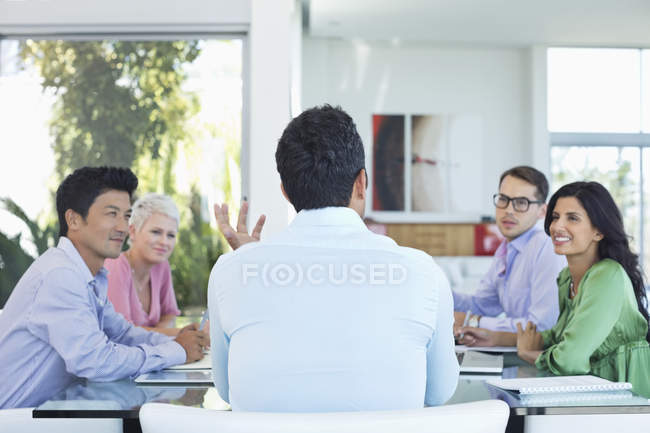 Gente de negocios hablando en la reunión en la oficina moderna - foto de stock