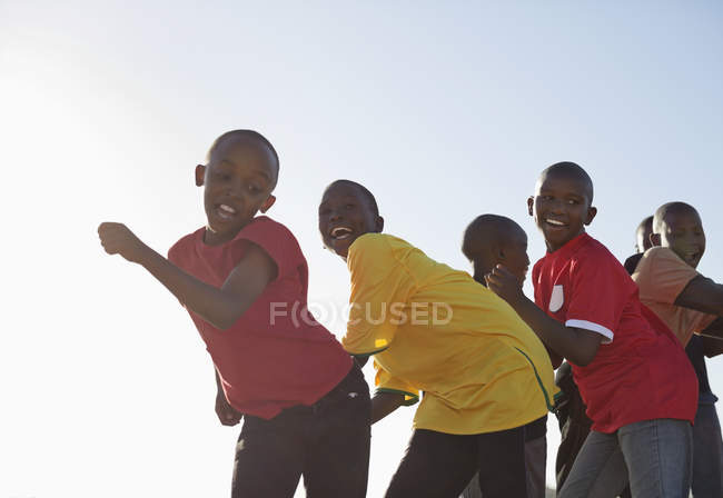 Африканські хлопчики грають разом у ґрунтовому полі — стокове фото