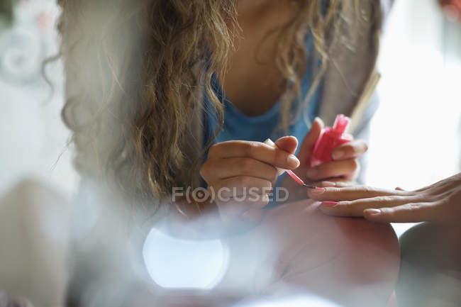 Abgeschnittenes Bild einer Frau, die Freundin Nägel malte — Stockfoto