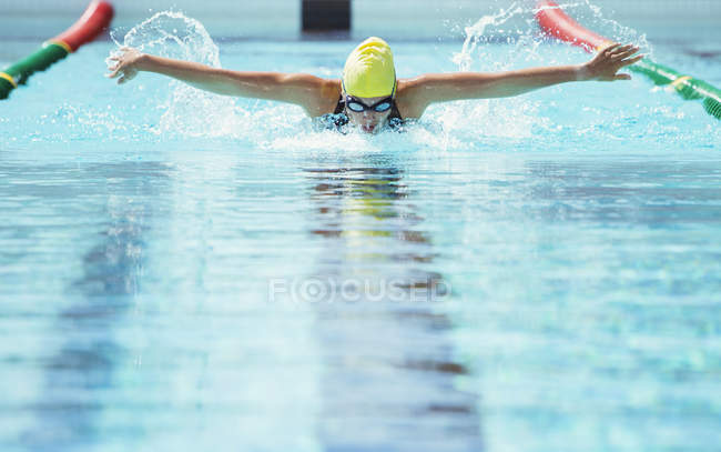 Перегони плавців у воді басейну — стокове фото
