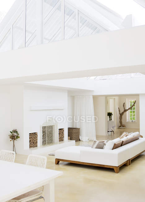 Sofas und Esstisch im modernen Haus — Stockfoto