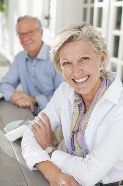 Couple souriant ensemble à table — Photo de stock