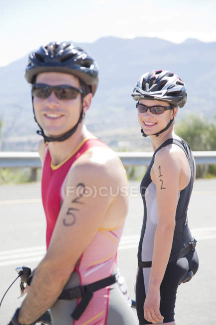 Велогонщики улыбаются перед гонкой — стоковое фото