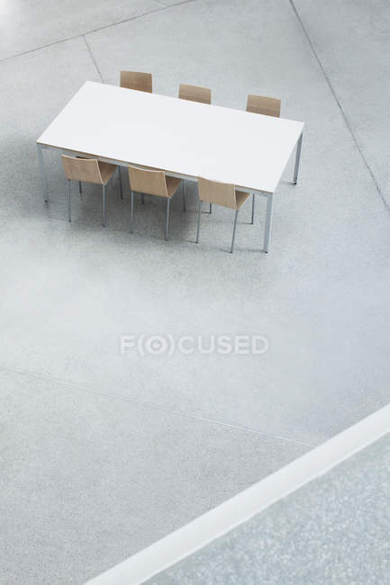 Tavolo e sedie nella hall vuota — Foto stock