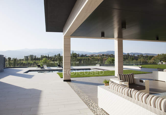 Luxus-Terrasse mit Blick auf Schwimmbad und Berge — Stockfoto