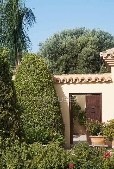 Garden surrounding courtyard doorway of luxury villa — Stock Photo