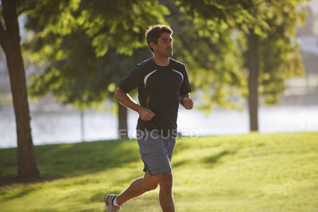 Homme jogging dans le parc pendant daytie — Photo de stock