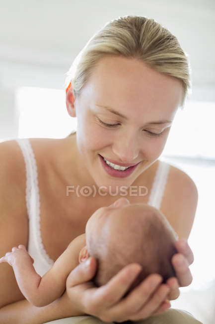 Madre culla neonato — Foto stock