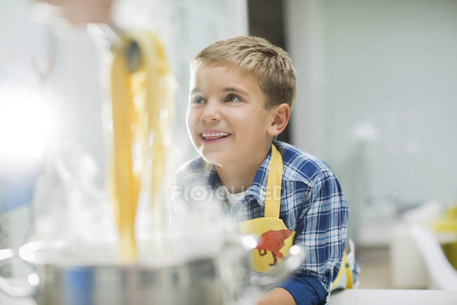 Niño sonriendo en la cocina - foto de stock