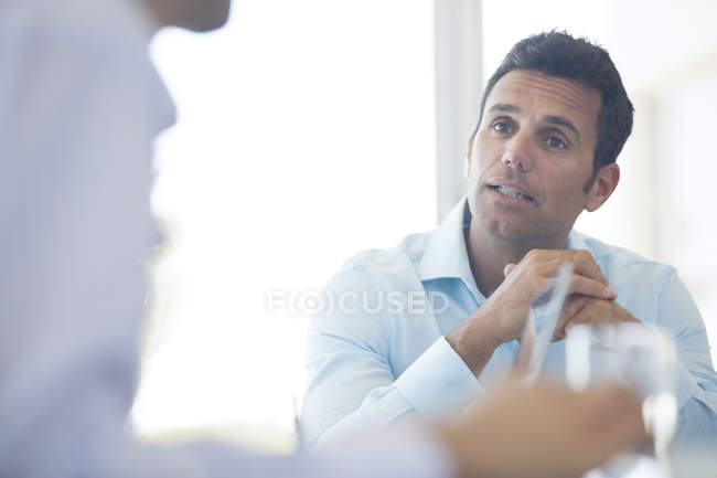 Les hommes d'affaires parlent en réunion au bureau moderne — Photo de stock