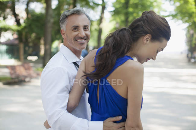 Sorridente coppia a piedi nel parco — Foto stock