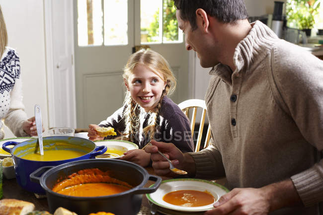 Vater und Tochter essen gemeinsam am Tisch — Stockfoto