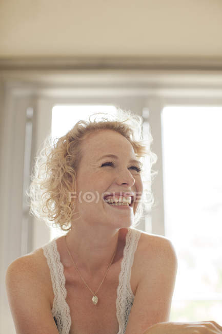Mujer entusiasta mirando hacia arriba - foto de stock