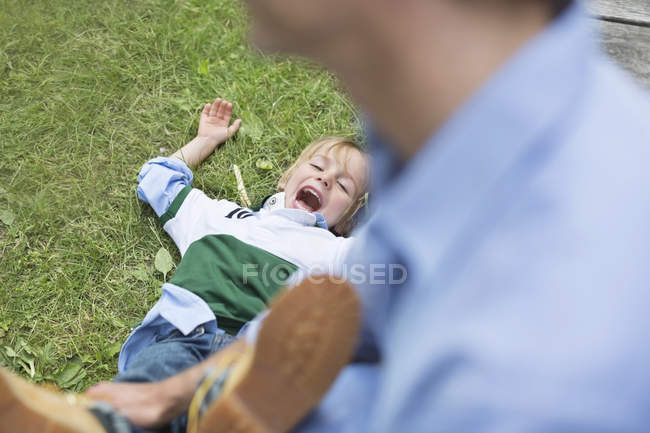 Pai e filho brincando ao ar livre — Fotografia de Stock