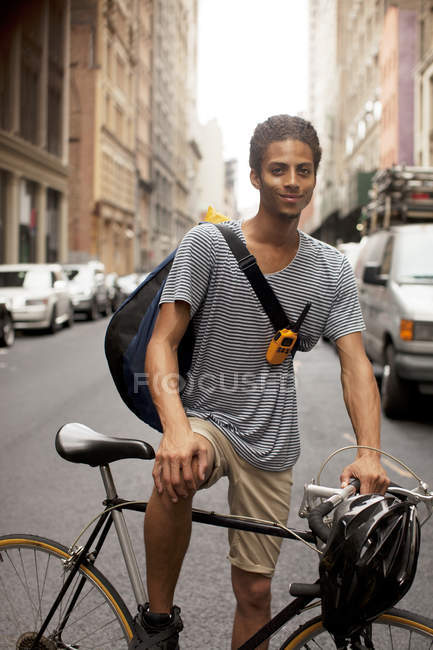 Homem de bicicleta na rua da cidade — Fotografia de Stock