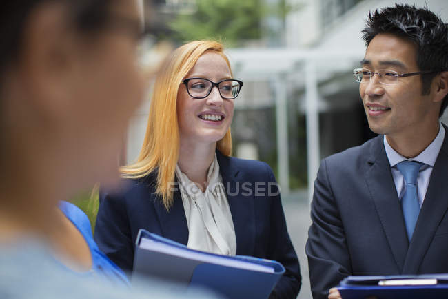 Businesspeople talking outside of office building — Stock Photo