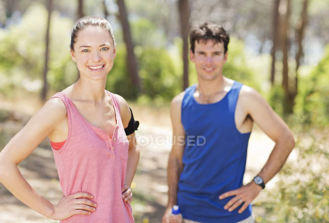 Paar ruht sich beim Training im Freien aus — Stockfoto