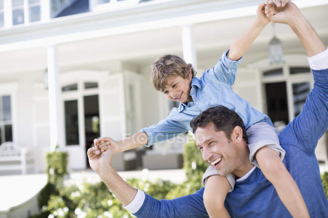 Pai e filho brincando fora da casa — Fotografia de Stock