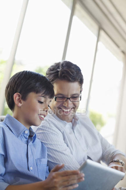 Pai e filho usando computador tablet — Fotografia de Stock