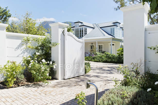 Driveway with open gate to luxury house — Stock Photo