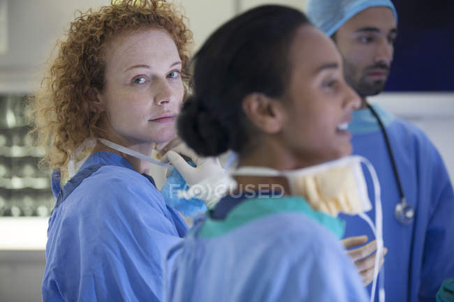 Cirurgiões em pé na sala de cirurgia moderna — Fotografia de Stock