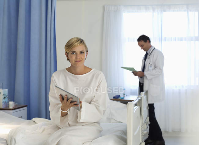 Paziente che utilizza tablet in camera d'ospedale — Foto stock