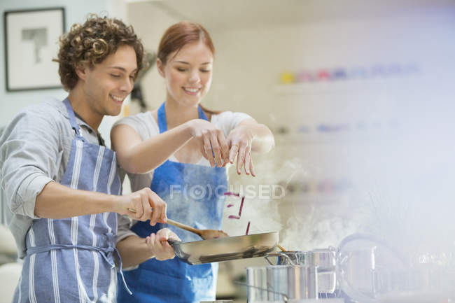 Paar kocht in Küche — Stockfoto