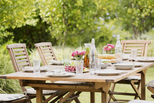 Set table in backyard  during daytime — Stock Photo