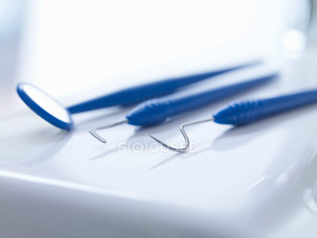 Primer plano de los instrumentos dentales - foto de stock