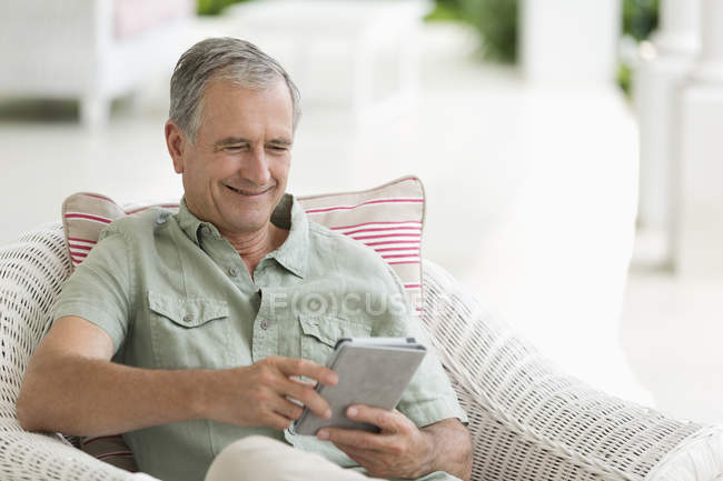 Älterer Mann mit Tablet-Computer auf Veranda — Stockfoto