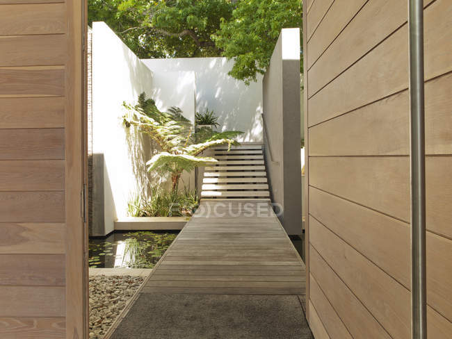 Fußgängerbrücke und Treppe moderner Innenhof — Stockfoto