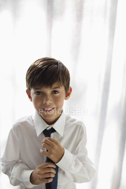 Sorrindo menino vestindo camisa e gravata — Fotografia de Stock