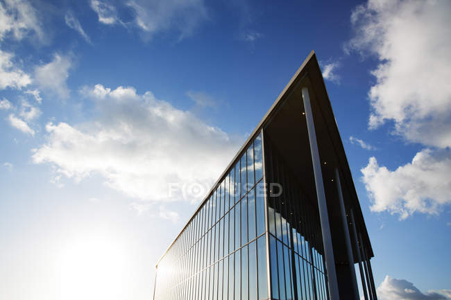 Ciel bleu reflété dans le bâtiment moderne — Photo de stock