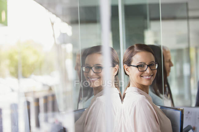 Geschäftsfrau steht in modernem Bürogebäude — Stockfoto