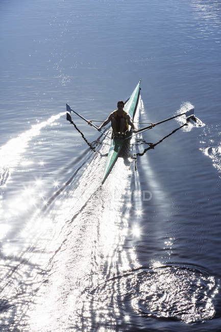 Чоловік веслує на озері — стокове фото
