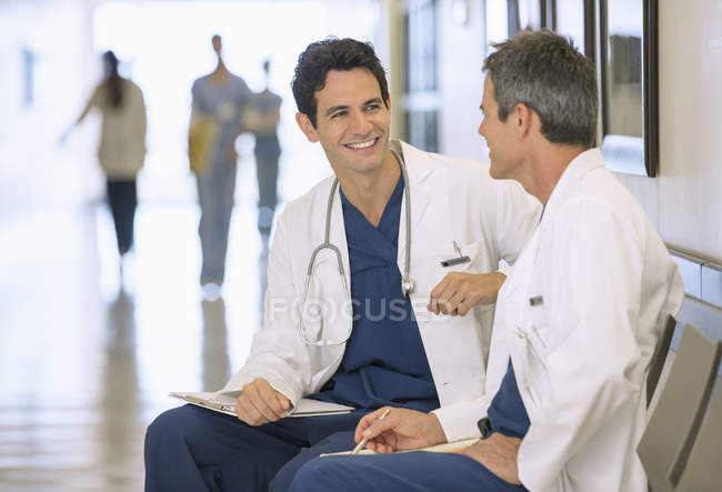 Médicos conversando no corredor hospitalar — Fotografia de Stock