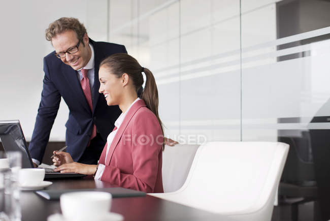 Geschäftsleute arbeiten bei Treffen zusammen — Stockfoto