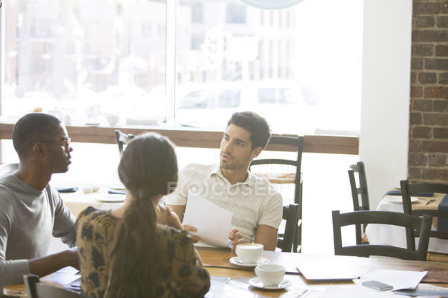 Les gens d'affaires parlent à une réunion dans un café — Photo de stock