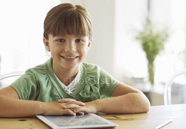 Fille souriant avec ordinateur tablette — Photo de stock