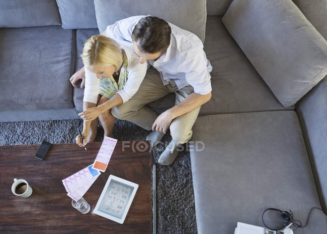 Couple utilisant une tablette sur canapé — Photo de stock
