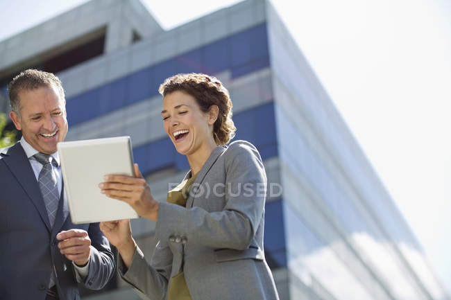 Pessoas de negócios usando tablet ao ar livre — Fotografia de Stock