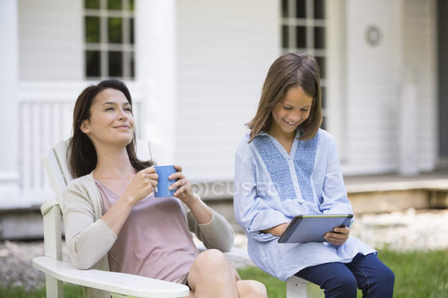 Mother and daughter relaxing outdoors — Stock Photo